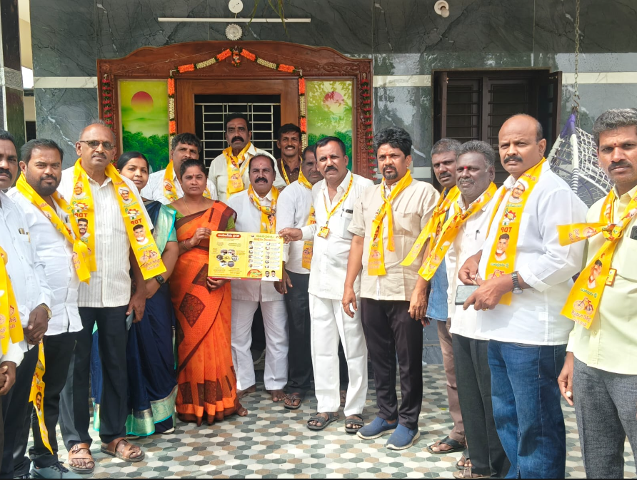 సంక్షేమం–అభివృద్ధి కూటమి ప్రభుత్వంతోనే సాధ్యం: డోర్ టు డోర్ ప్రచారంలో టీడీపీ నేతలు
